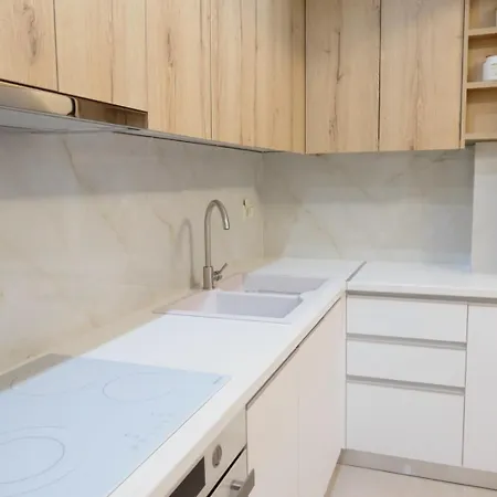 S & E Apartment *
